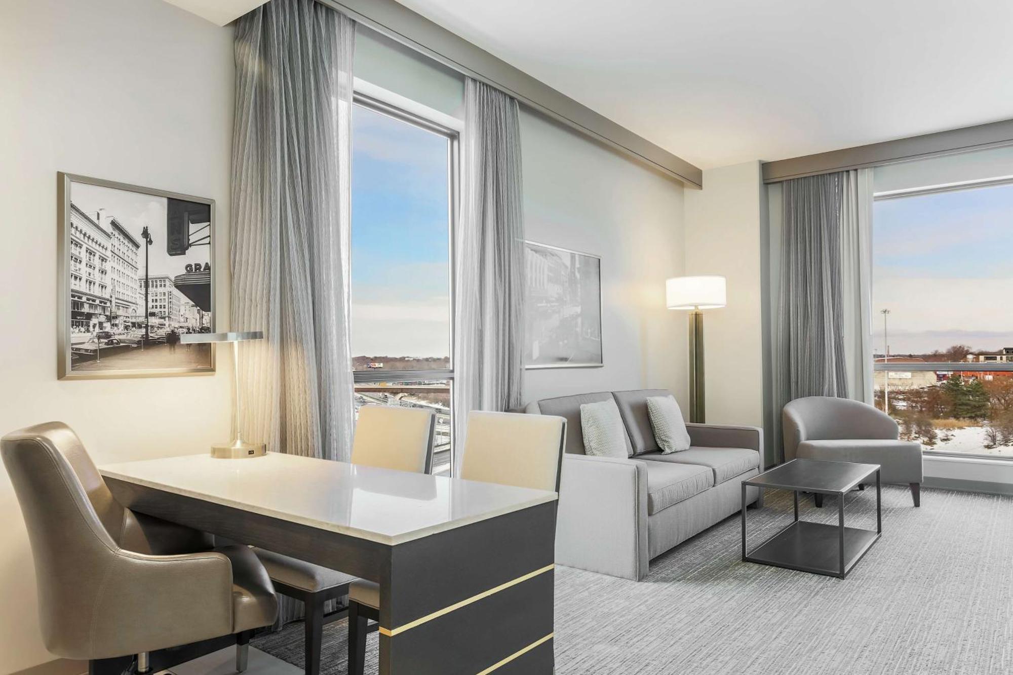 Hotel Embassy By Hilton Destiny Usa 4*